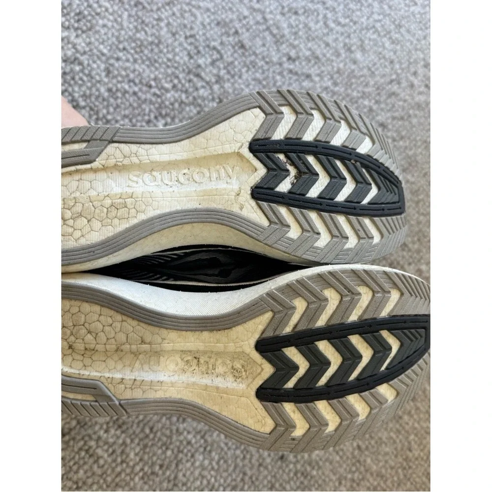 SAUCONY WOMEN'S ENDORPHIN‎ SPEED SIZE 8 IN BLACK AND WHITE